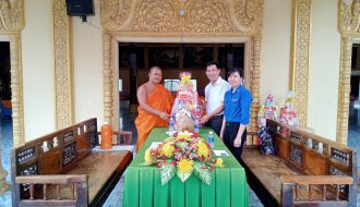 Thăm, tặng quà các chùa và đồng bào Khmer nhân dịp tết Chôl Chnăm Thmây năm 2022 trên địa bàn huyện Trà Cú