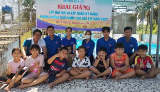 Huyện đoàn, Hội đồng Đội huyện tổ chức khai giảng lớp dạy bơi và tập huấn kỹ năng phòng chống đuối nước cho trẻ em năm 2022.