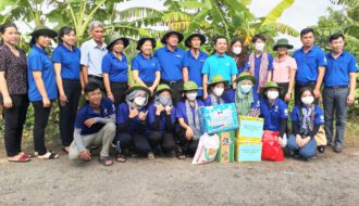 Ban Chỉ huy Chiến dịch TNTN Hè cấp tỉnh và cấp huyện năm 2022 đến thăm, tặng quà cho các chiến sĩ tình nguyện tại mặt trận trên địa bàn huyện Trà Cú