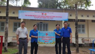 Trà Cú: Bàn giao điểm vui chơi và tặng quà cho học sinh có hoàn cảnh khó khăn tại Trường Tiểu học Tân Sơn
