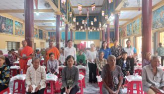 Trà Cú tổ chức trao tặng quà cho đồng bào dân tộc Khmer nhân dịp Tết Chôl Chnam Thmây năm 2023.
