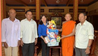 Thăm, tặng quà các chùa và đồng bào Khmer nhân dịp tết Chôl Chnam Thmây năm 2023 trên địa bàn huyện Trà Cú