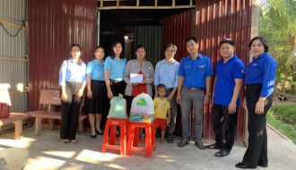 Câu lạc bộ TPT Đội huyện Trà Cú trao tặng quà cho học sinh có hoàn cảnh khó khăn