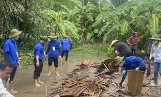 Tuổi trẻ Trà Cú chung tay hỗ trợ người dân khắc phục hậu quả sau mưa bão