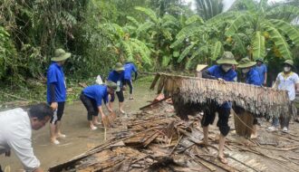 Tuổi trẻ Trà Cú chung tay hỗ trợ người dân khắc phục hậu quả sau mưa bão