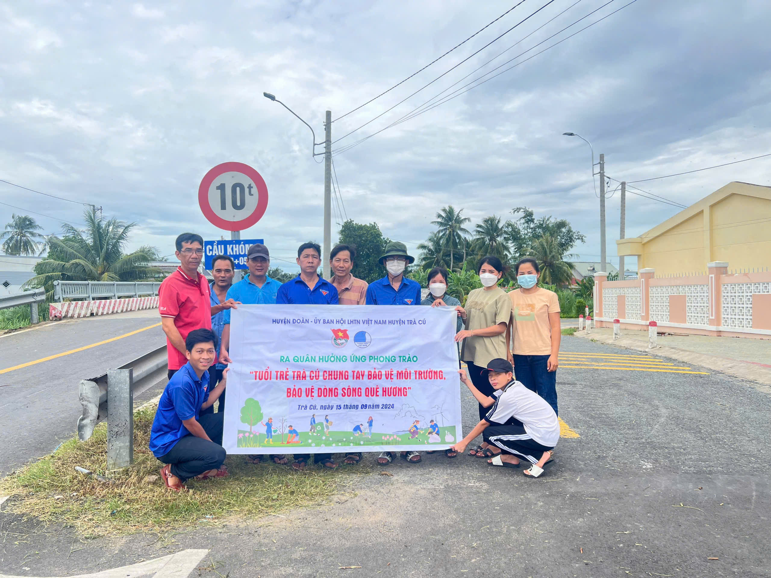 TRÀ CÚ: RA QUÂN HƯỞNG ỨNG PHONG TRÀO “TUỔI TRẺ TRÀ CÚ CHUNG TAY BẢO VỆ MÔI TRƯỜNG – BẢO VỆ DÒNG SÔNG QUÊ HƯƠNG”