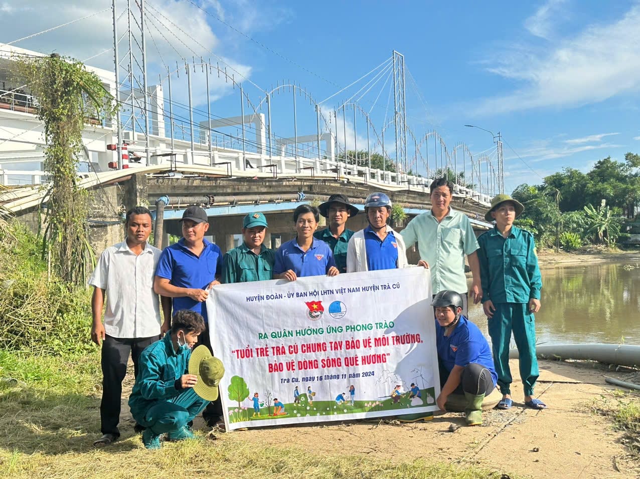 TRÀ CÚ: RA QUÂN HƯỞNG ỨNG PHONG TRÀO “TUỔI TRẺ TRÀ CÚ CHUNG TAY BẢO VỆ MÔI TRƯỜNG – BẢO VỆ DÒNG SÔNG QUÊ HƯƠNG”