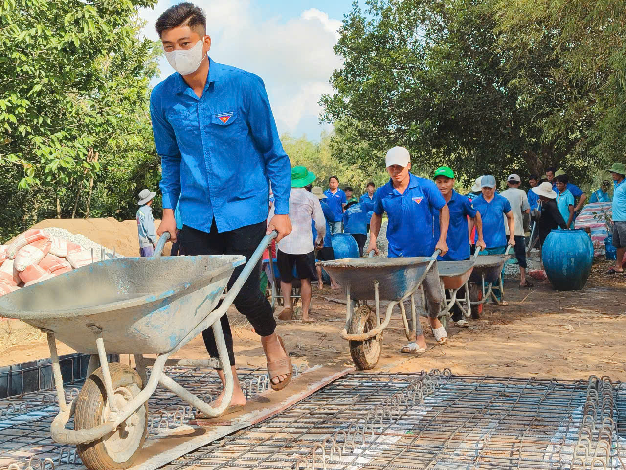 TRÀ CÚ: THỰC HIỆN CÔNG TRÌNH XÂY DỰNG CẦU GIAO THÔNG NÔNG THÔN CHÀO MỪNG NGÀY THÀNH LẬP ĐOÀN TNCS HỒ CHÍ MINH (26/3/1931 – 26/3/2025)