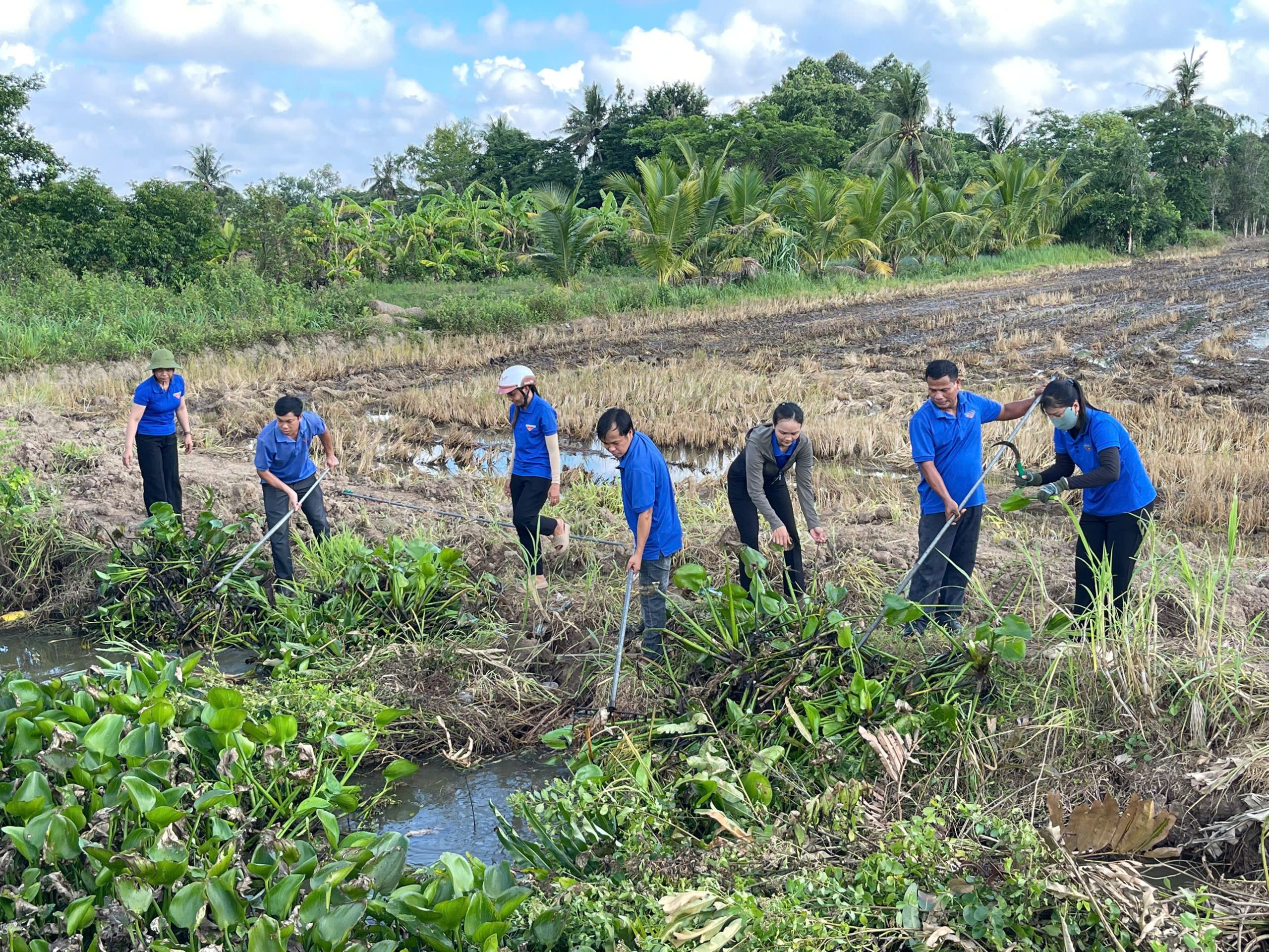 TUỔI TRẺ TRÀ CÚ: TIẾP TỤC THỰC HIỆN PHONG TRÀO CHUNG TAY BẢO VỆ MÔI TRƯỜNG, BẢO VỆ DÒNG SÔNG QUÊ HƯƠNG NĂM 2025
