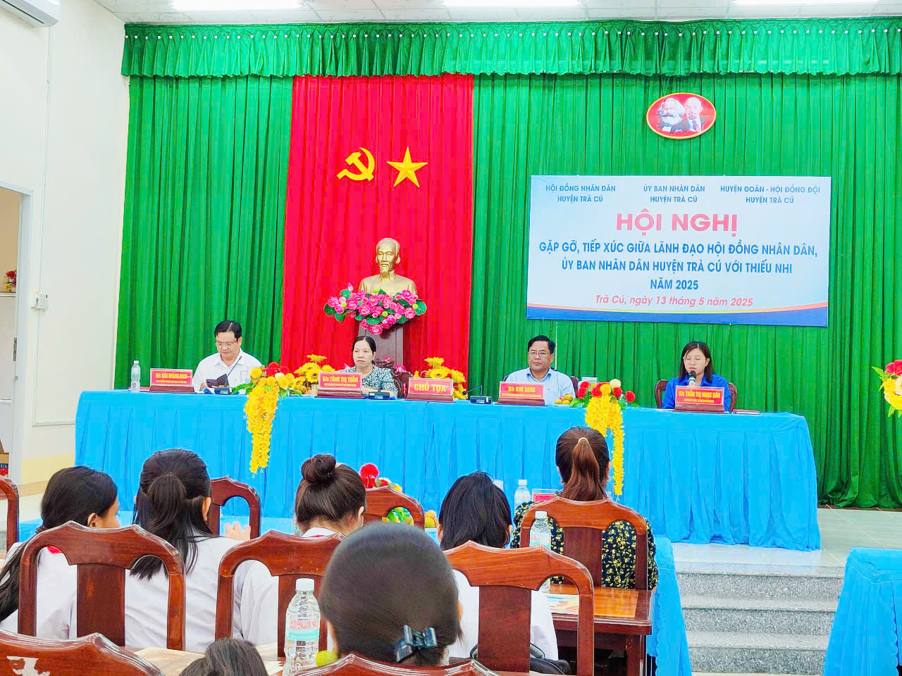 TRÀ CÚ: TỔ CHỨC HỘI NGHỊ GẶP GỠ, TIẾP XÚC GIỮA LÃNH ĐẠO HỘI DỒNG NHÂN DÂN, UỶ BAN NHÂN DÂN HUYỆN TRÀ CÚ VỚI THIẾU NHI NĂM 2025