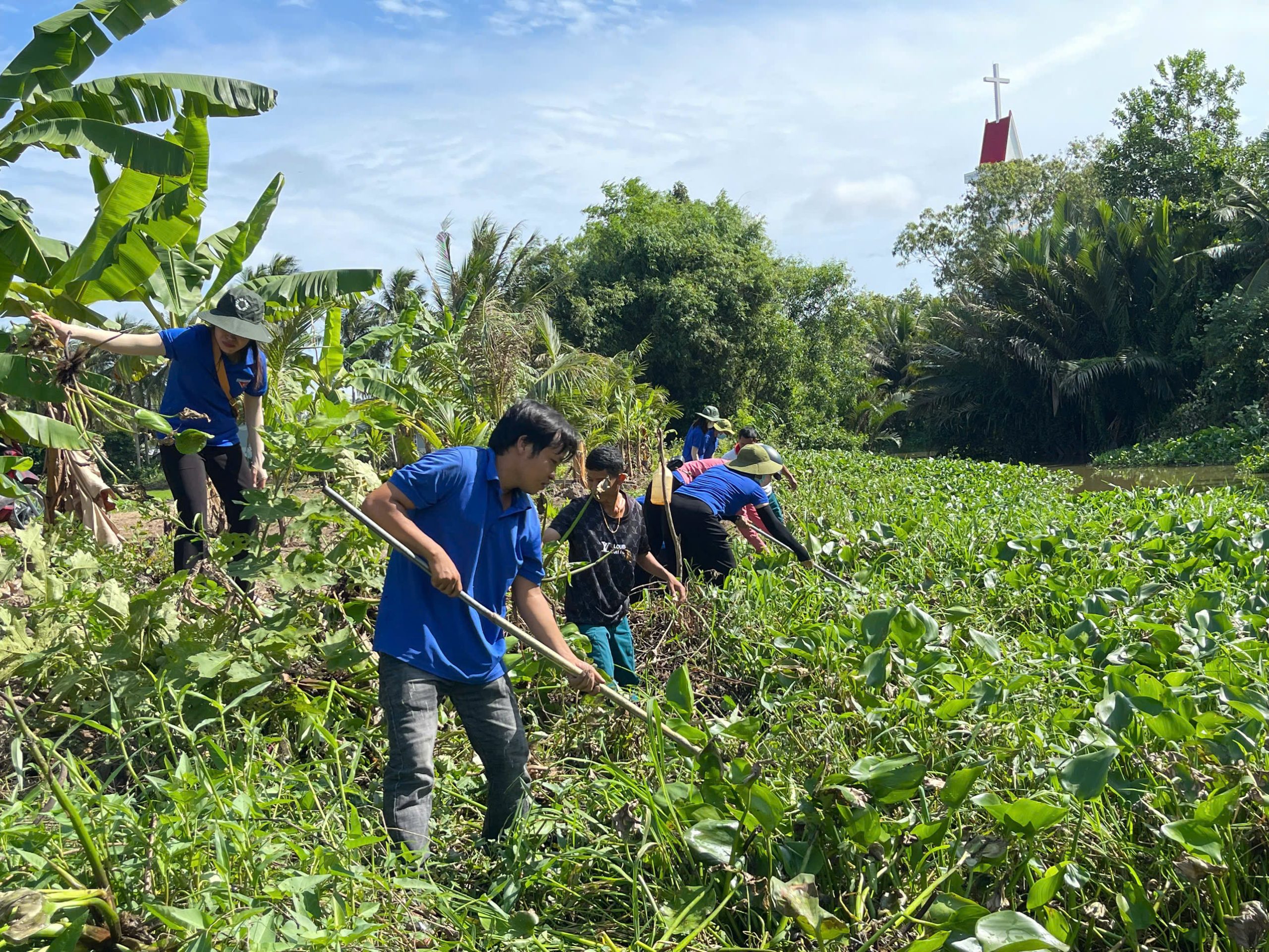TRÀ CÚ: RA QUÂN HƯỞNG ỨNG PHONG TRÀO “TUỔI TRẺ TRÀ CÚ CHUNG TAY BẢO VỆ MÔI TRƯỜNG, BẢO VỆ DÒNG SÔNG QUÊ HƯƠNG”